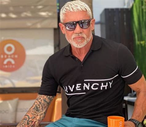wayne lineker net worth Wayne Lineker's net worth is estimated to be around £30 million, which is a testament to his ingenuity